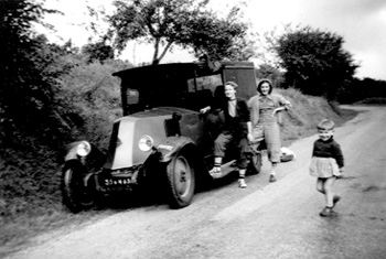 Jeunes filles et voiture